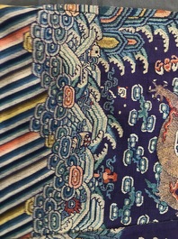 Une robe 'jifu' en soie brod&eacute;e &agrave; d&eacute;cor de dragons &agrave; cinq griffes sur fond violet, Chine, 19&egrave;me