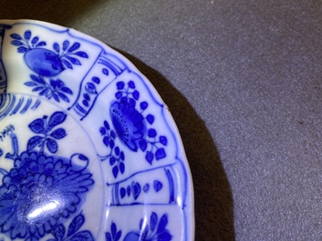 Cinq assiettes en porcelaine de Chine en bleu et blanc de type kraak, Wanli