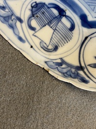 Trois assiettes en porcelaine de Chine en bleu et blanc de type kraak, Wanli