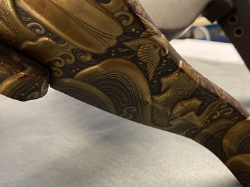 Une selle 'kura' et sa paire d'&eacute;triers 'abumi' en laque dor&eacute;e, Japon, Muromachi, 16&egrave;me