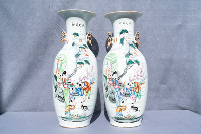 Une paire de vases en porcelaine de Chine famille rose &agrave; d&eacute;cor de dames et gar&ccedil;ons dans un jardin, 19/20&egrave;me