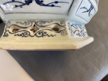 A pair of Chinese blue, white and underglaze red jardini&egrave;res, 18/19th C.