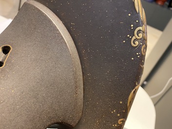 Une selle 'kura' et sa paire d'&eacute;triers 'abumi' en laque dor&eacute;e, Japon, Muromachi, 16&egrave;me