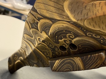Une selle 'kura' et sa paire d'&eacute;triers 'abumi' en laque dor&eacute;e, Japon, Muromachi, 16&egrave;me