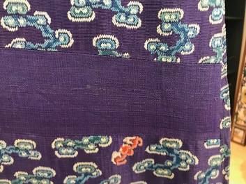 Une robe 'jifu' en soie brod&eacute;e &agrave; d&eacute;cor de dragons &agrave; cinq griffes sur fond violet, Chine, 19&egrave;me
