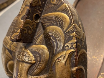 Une selle 'kura' et sa paire d'&eacute;triers 'abumi' en laque dor&eacute;e, Japon, Muromachi, 16&egrave;me