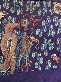 Une robe 'jifu' en soie brod&eacute;e &agrave; d&eacute;cor de dragons &agrave; cinq griffes sur fond violet, Chine, 19&egrave;me