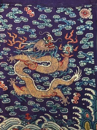 Une robe 'jifu' en soie brod&eacute;e &agrave; d&eacute;cor de dragons &agrave; cinq griffes sur fond violet, Chine, 19&egrave;me