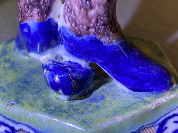 Une figure d'un acteur &agrave; t&ecirc;te ammovible en fa&iuml;ence polychrome de Delft, 1er quart du 18&egrave;me