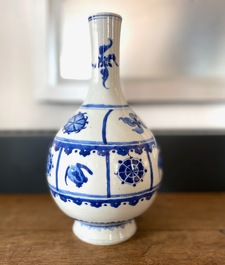 Un vase de forme bouteille en porcelaine de Chine en bleu et blanc, Kangxi