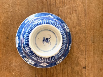 Un bol de type klapmuts en porcelaine de Chine en bleu et blanc, Kangxi