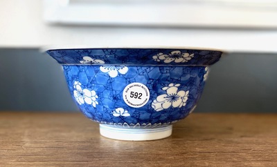Un bol de type klapmuts en porcelaine de Chine en bleu et blanc, Kangxi