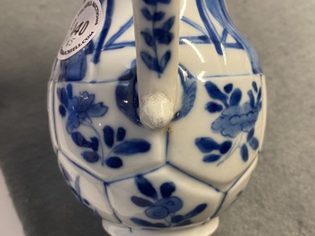 Drie Chinese blauw-witte kannen, een theepot en een vaas met montuur, Kangxi/Qianlong