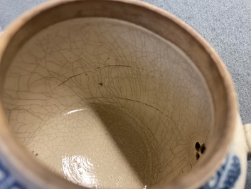 Drie Chinese blauw-witte kannen, een theepot en een vaas met montuur, Kangxi/Qianlong