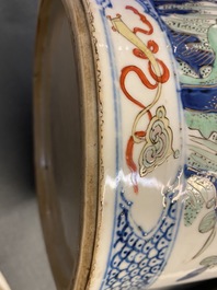 Un vase de forme rouleau en porcelaine de Chine famille verte, Kangxi