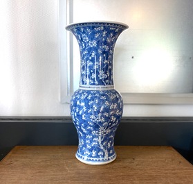 Une paire de vases de forme yenyen en porcelaine de Chine en bleu et blanc, Kangxi