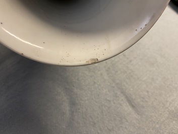 Un vase de forme bouteille en porcelaine de Chine bleu poudr&eacute; et un en bleu et blanc, Kangxi