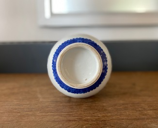 Un vase de forme bouteille en porcelaine de Chine en bleu et blanc, Kangxi