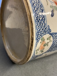 Un vase de forme rouleau en porcelaine de Chine famille verte, Kangxi