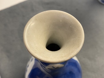 Un vase de forme bouteille en porcelaine de Chine bleu poudr&eacute; et un en bleu et blanc, Kangxi