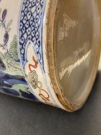 Un vase de forme rouleau en porcelaine de Chine famille verte, Kangxi