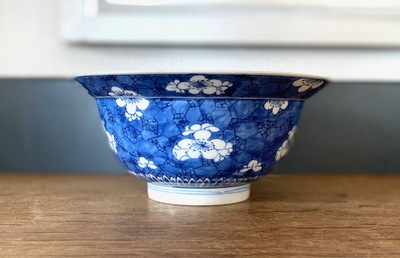 Un bol de type klapmuts en porcelaine de Chine en bleu et blanc, Kangxi