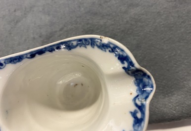 Drie Chinese blauw-witte kannen, een theepot en een vaas met montuur, Kangxi/Qianlong