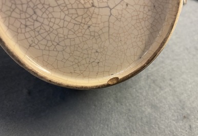 Drie Chinese blauw-witte kannen, een theepot en een vaas met montuur, Kangxi/Qianlong