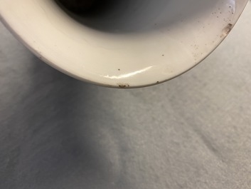 Un vase de forme bouteille en porcelaine de Chine bleu poudr&eacute; et un en bleu et blanc, Kangxi