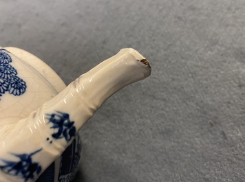 Drie Chinese blauw-witte kannen, een theepot en een vaas met montuur, Kangxi/Qianlong