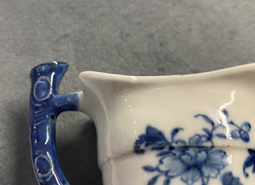 Drie Chinese blauw-witte kannen, een theepot en een vaas met montuur, Kangxi/Qianlong