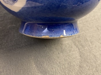 Un vase de forme bouteille en porcelaine de Chine bleu poudr&eacute; et un en bleu et blanc, Kangxi