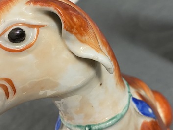 Une paire de mod&egrave;les de chiens en porcelaine de Chine pour l'exportation, Qianlong
