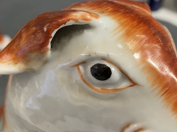 Une paire de mod&egrave;les de chiens en porcelaine de Chine pour l'exportation, Qianlong