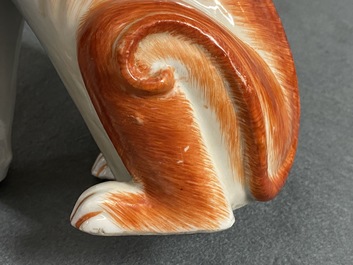 Une paire de mod&egrave;les de chiens en porcelaine de Chine pour l'exportation, Qianlong