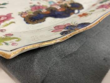 Une paire de plats en porcelaine de Chine famille rose &agrave; d&eacute;cor 'Feuille de tabac', Qianlong