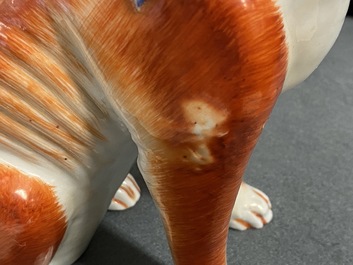 Une paire de mod&egrave;les de chiens en porcelaine de Chine pour l'exportation, Qianlong