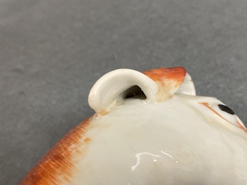 Une paire de mod&egrave;les de chiens en porcelaine de Chine pour l'exportation, Qianlong
