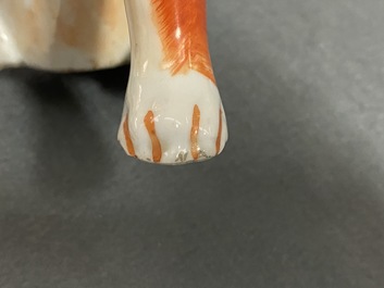 Une paire de mod&egrave;les de chiens en porcelaine de Chine pour l'exportation, Qianlong