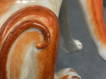 Une paire de mod&egrave;les de chiens en porcelaine de Chine pour l'exportation, Qianlong
