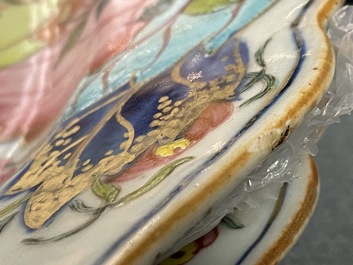 Une paire de plats en porcelaine de Chine famille rose &agrave; d&eacute;cor 'Feuille de tabac', Qianlong