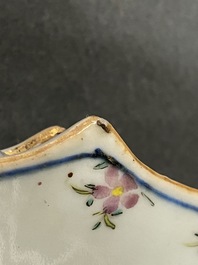 Une paire de plats en porcelaine de Chine famille rose &agrave; d&eacute;cor 'Feuille de tabac', Qianlong