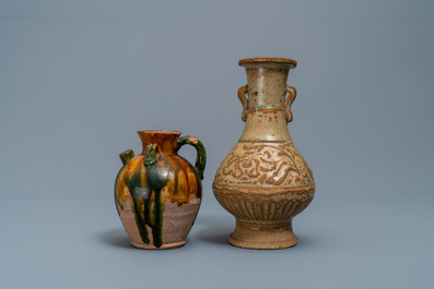 Une verseuse de type sancai et un vase de forme bouteille c&eacute;ladon monochrome, Chine, Tang et Song