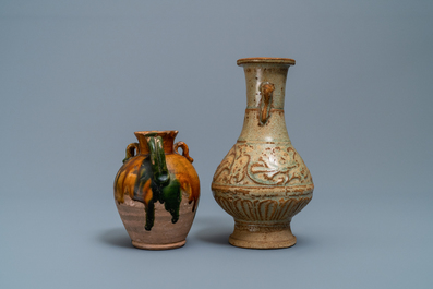 Une verseuse de type sancai et un vase de forme bouteille c&eacute;ladon monochrome, Chine, Tang et Song