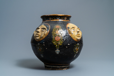 Un vase &agrave; d&eacute;cor en relief en papier m&acirc;ch&eacute;, Cachemire, Inde, 19&egrave;me