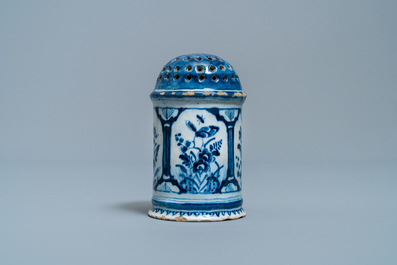 Een blauw-witte Delftse strooier, 18e eeuw