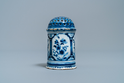 Een blauw-witte Delftse strooier, 18e eeuw