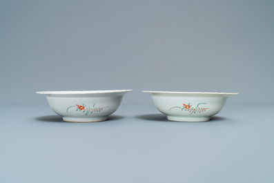 A pair of Japanese Arita Kakiemon-style bowls with boys, Edo, 18/19th C.
