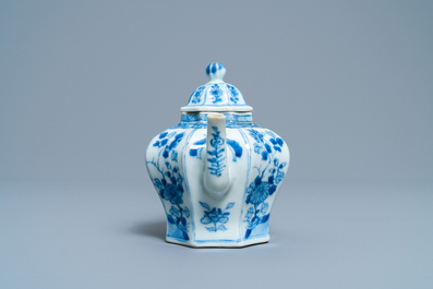 Een Chinese blauw-witte theepot met deksel, Kangxi