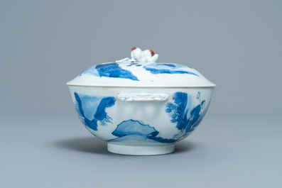 Un bol couvert en porcelaine de Chine en bleu, blanc et rouge, marque de Chenghua, Kangxi